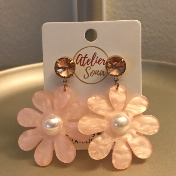 Pink Flower Acrylic Stud Earrings. NWT. - Picture 3 of 5